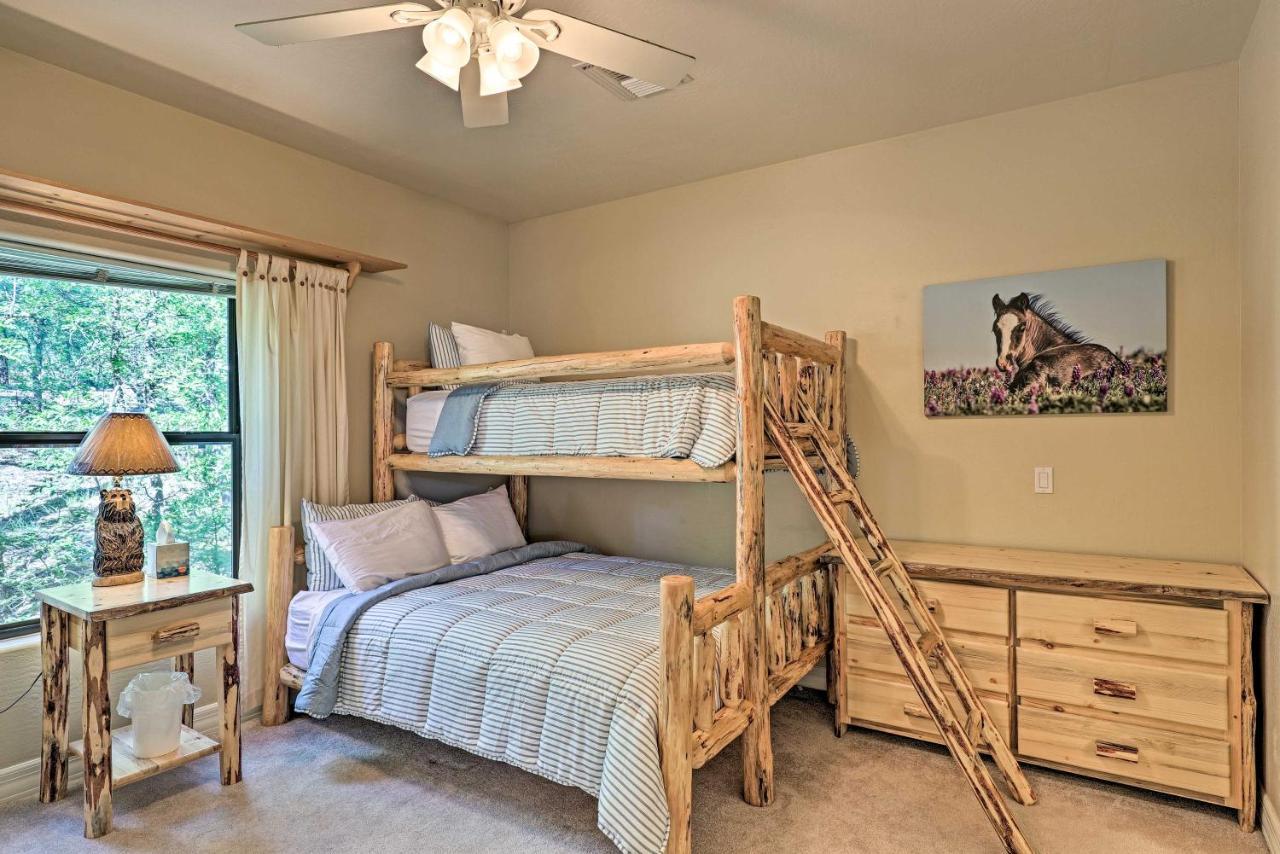 Serene Lakeside Cabin With Decks And Edler Lake Views! パイントップ・レイクサイド エクステリア 写真